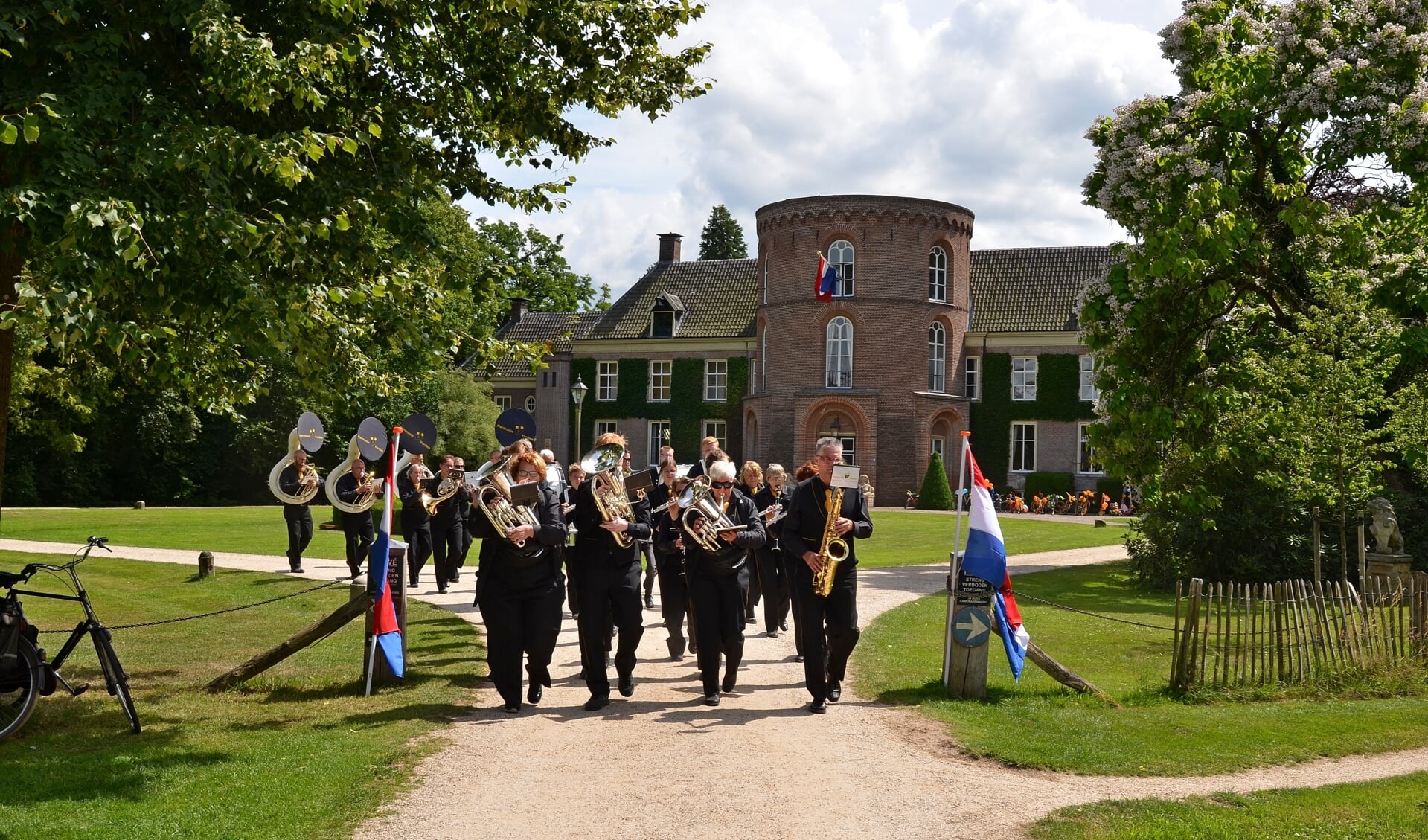 Harmonie Vorden in actie tijdens het Oranjefeest op kasteel De Wildenborch. Foto: Achterhoekfoto.nl/Johan Braakman