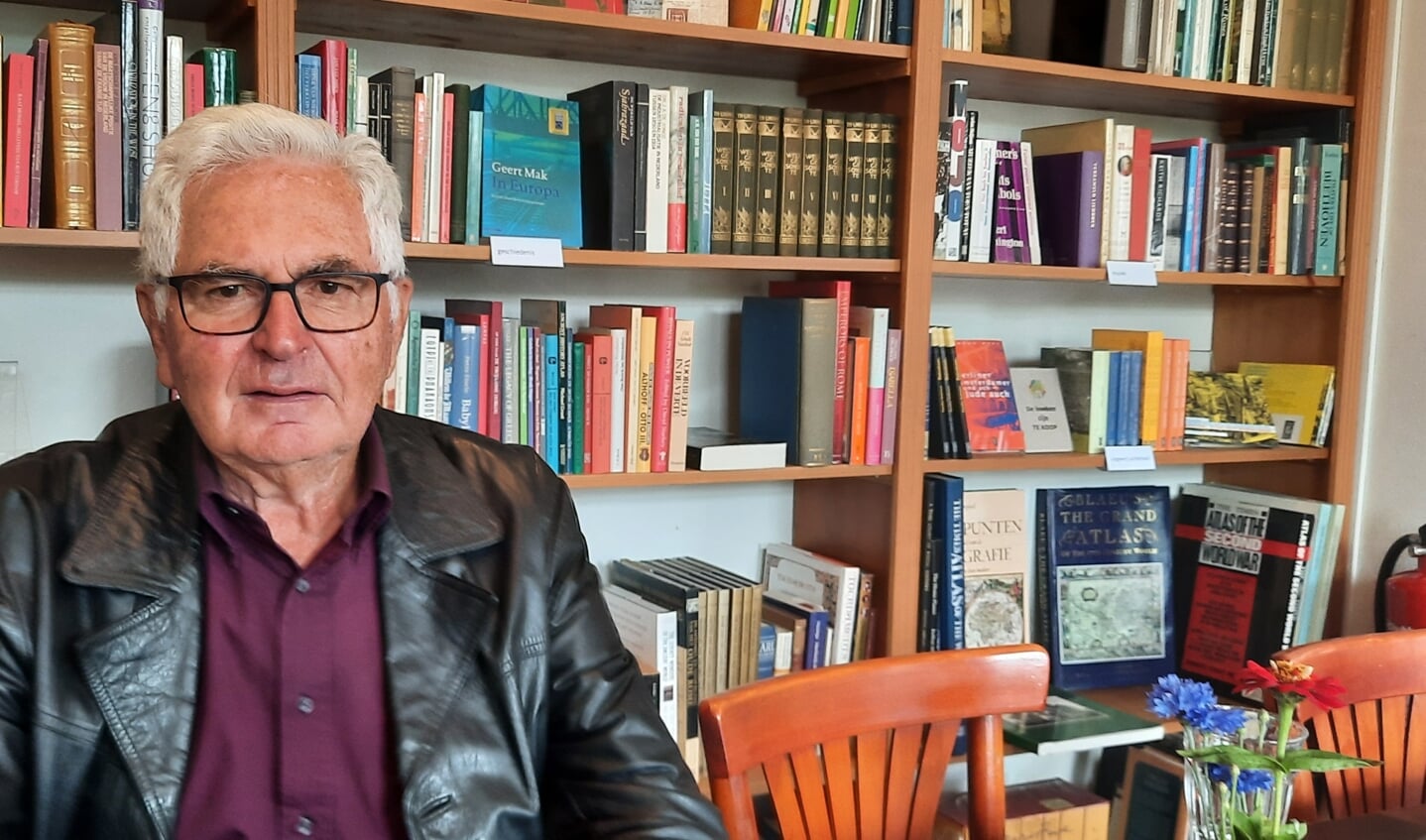 Klaus Rother in het boekencafé van de Koppelkerk. Foto: Kyra Broshuis