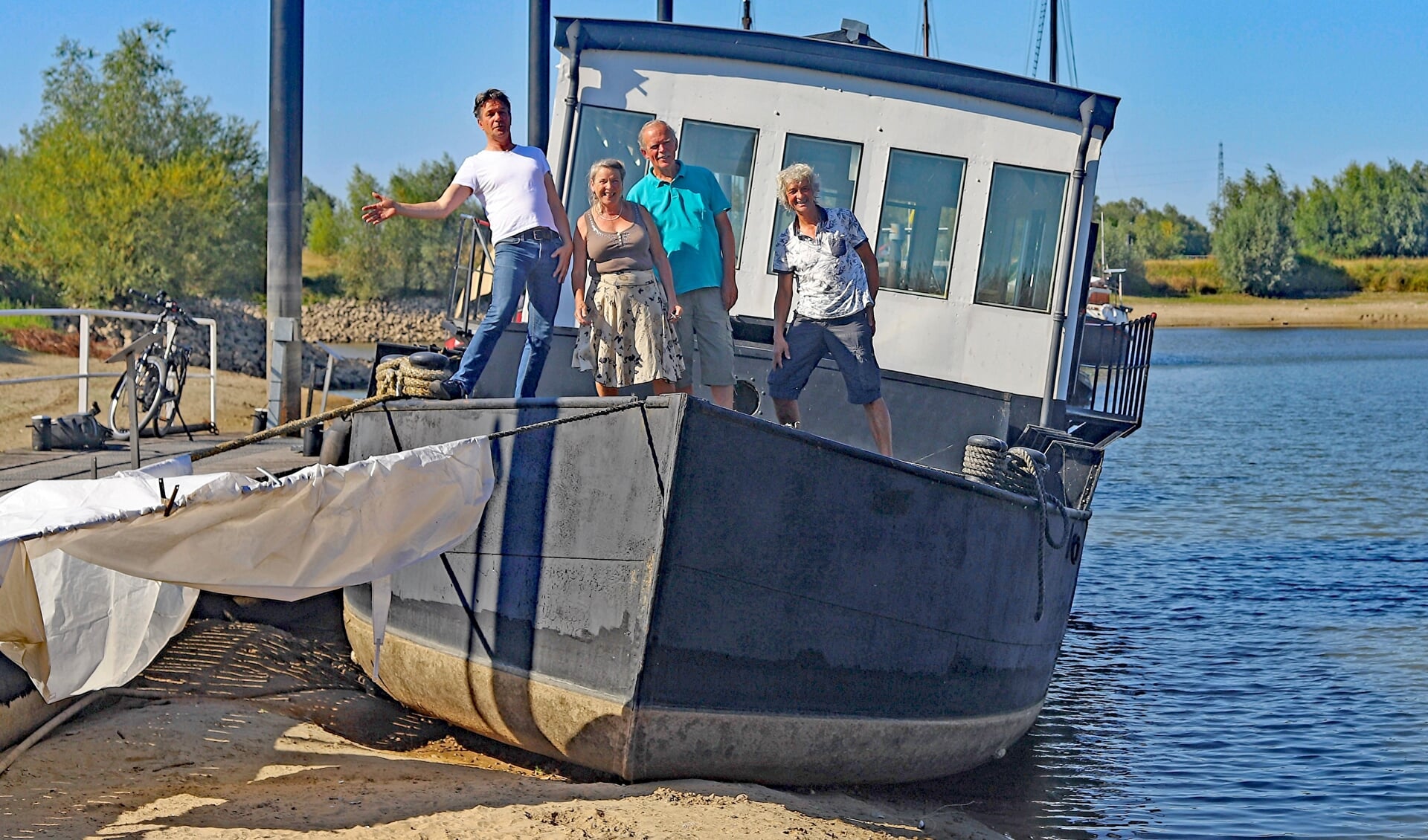 “Wij zorgen voor de balans!”, roept Ron Vernout (links) aan boord van het Brugschip. Naast hem Nelly van de Velden, Jan Alfrink en Gery Groot Zwaaftink. Foto: Sander Grootendorst