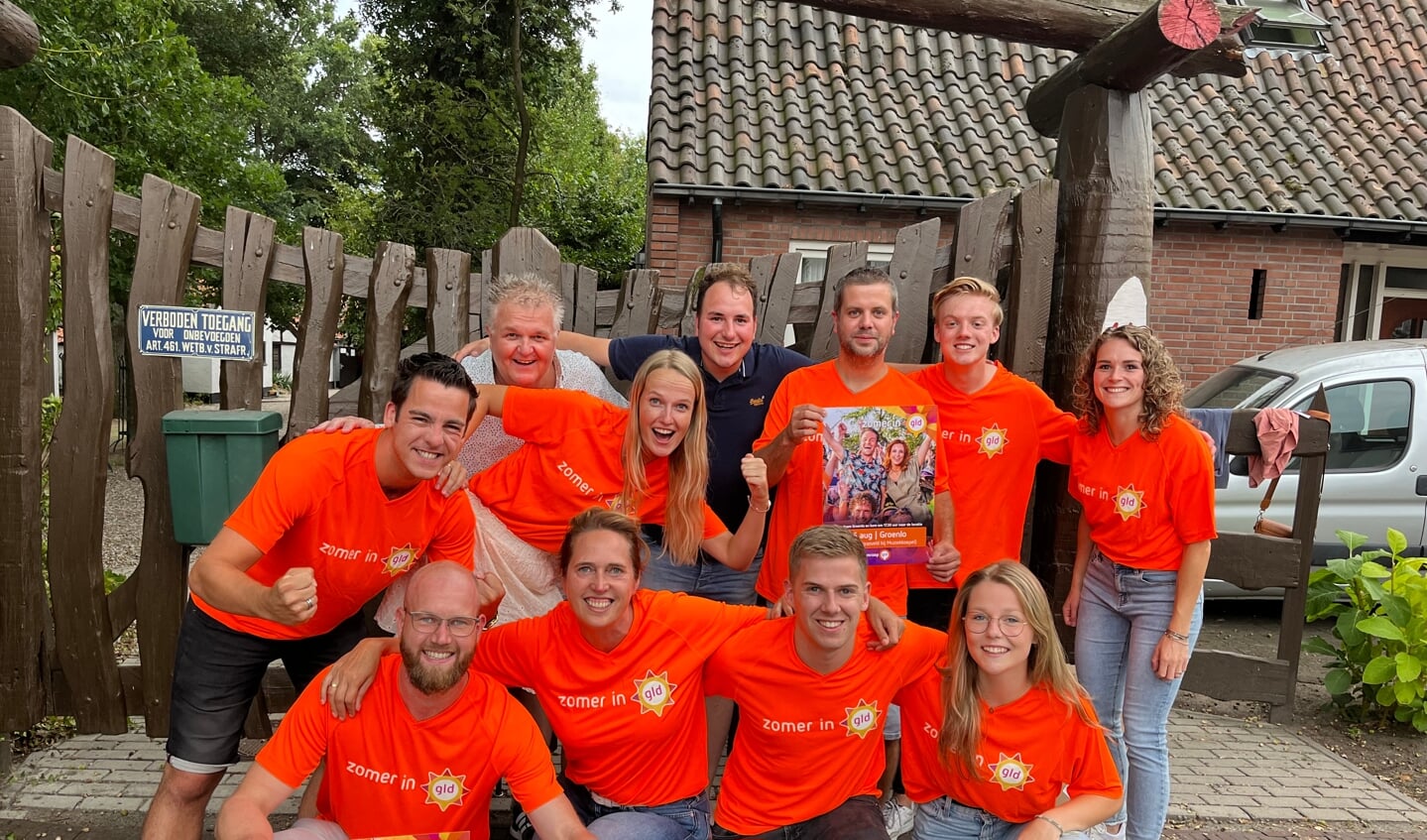 Team Groenlo is er klaar voor, poserend voor de poort van Jongensstad, het terrein van Scouting. Op de foto ontbreken teamleden Joost Frank en Janine Tops. Foto: Nick Jansen