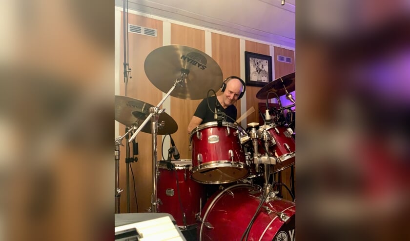 Jan Hovers leeft zich in zijn thuisstudio in Gorssel uit op drums. Op zijn eerste soloalbum bespeelt hij bijna alle instrumenten. Foto: Rudi Hofman