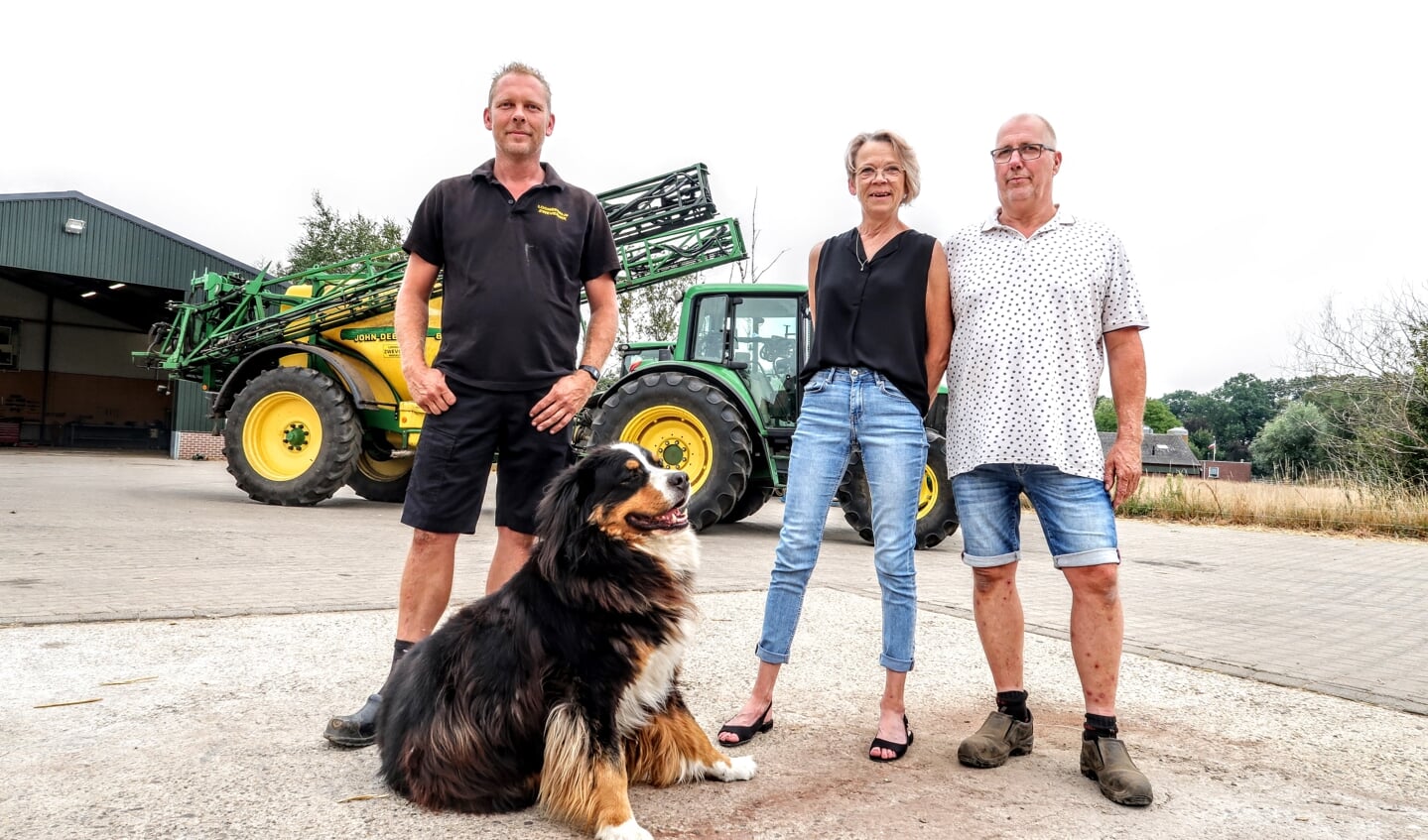 Theo en Gerlanda Zweverink runnen hun Hengelose loonbedrijf samen met hun oudste zoon Jochem (links). Foto: Luuk Stam