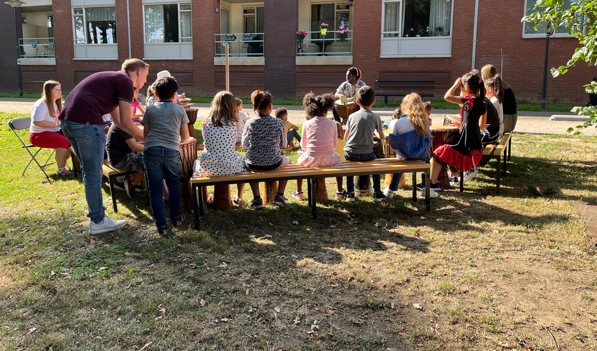 Muziek en sport overbruggen taalverschillen tijdens de Zomerschool. Foto: Karin van der Velden