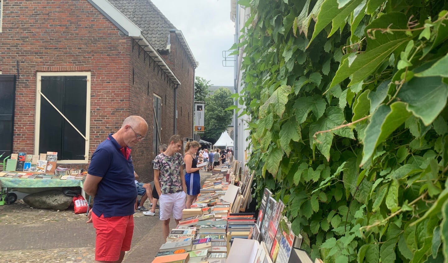 De pop-up boekenmarkt in de steeg van het musuem. Foto: Eva Schipper