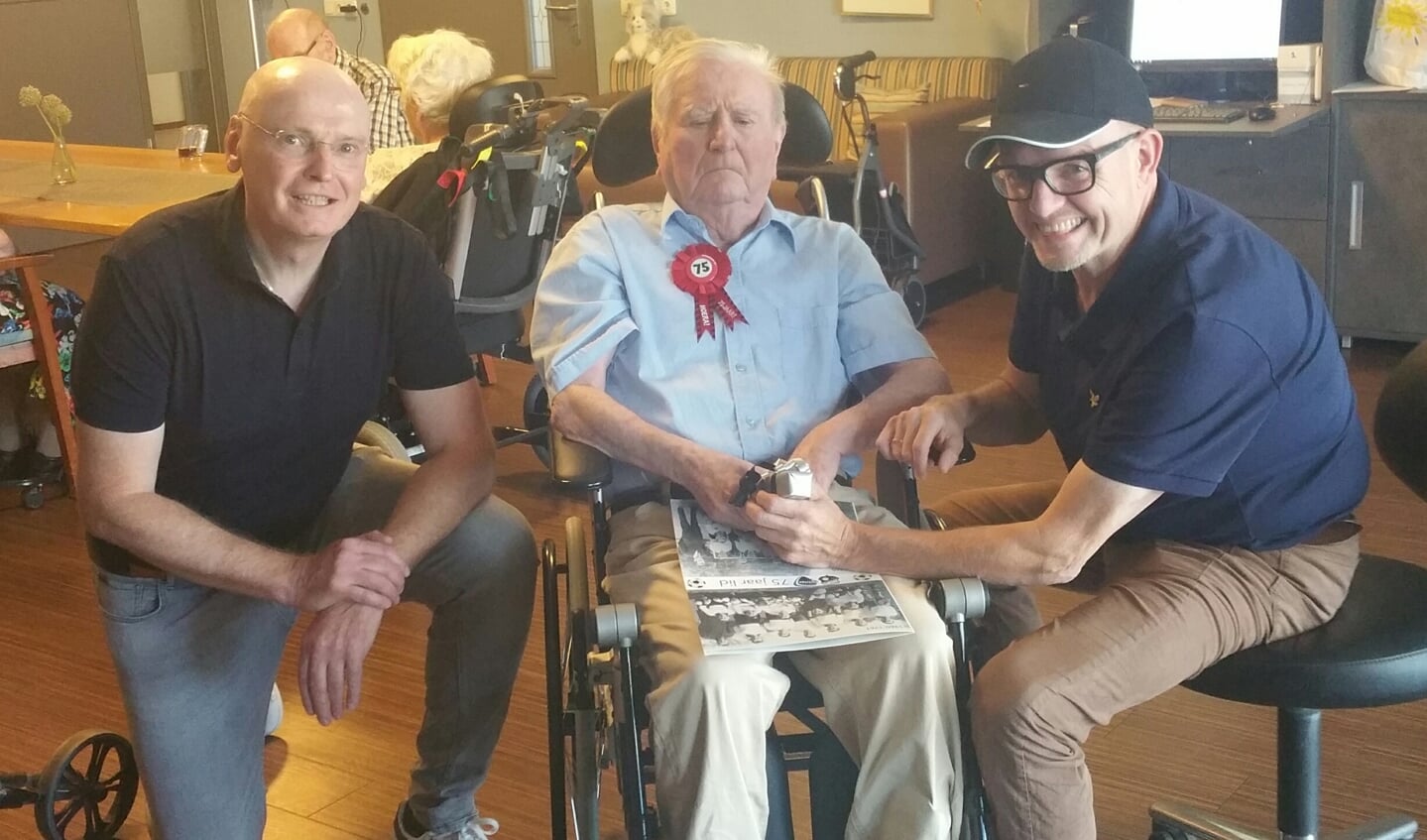 Bertus Oonk, met FC Trias-voorzitter Bart Berenschot (links) en begeleider Raymond Ubbink. Foto: Bart Kraan