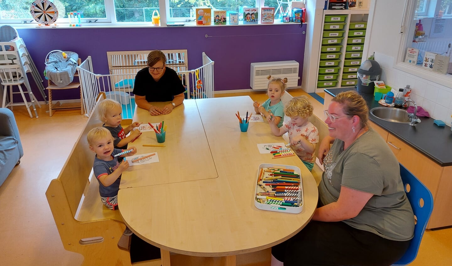 Anke Fukkink (l.) en Wendy te Hennepe met vier peuters bij kinderopvang De Rupsjes. Foto: Karin Stronks