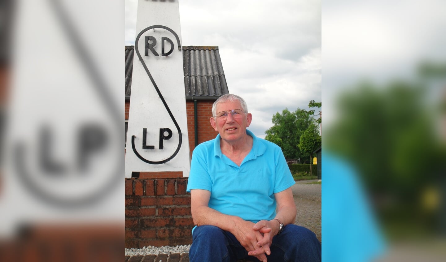 Jan ten Have klokt de eerste jonge duif van de Achterhoek. Foto: PR