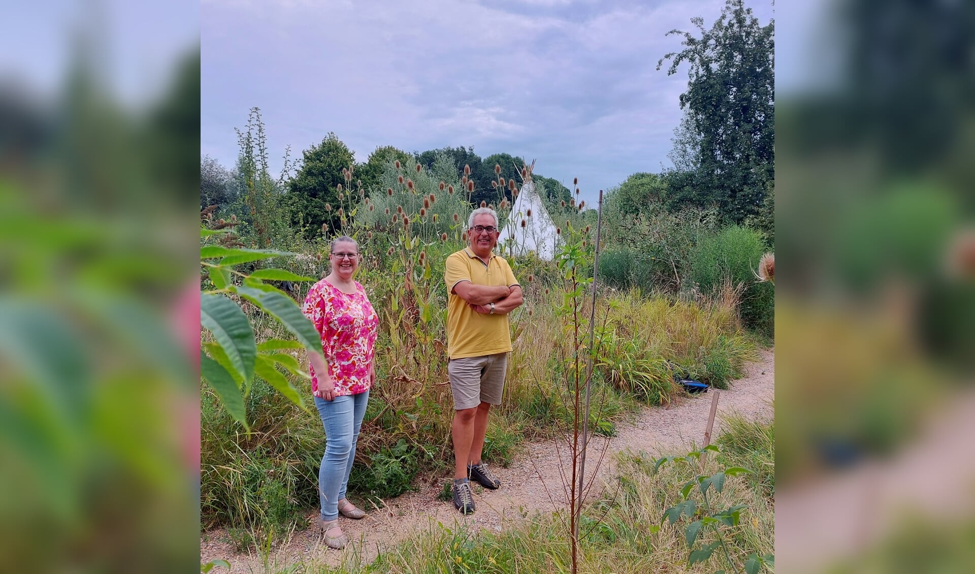 Chantal Elskamp en Geert Koppes met achter hen de distels van de kaardebol en in de verte de verhalentipi. Foto: Meike Wesselink