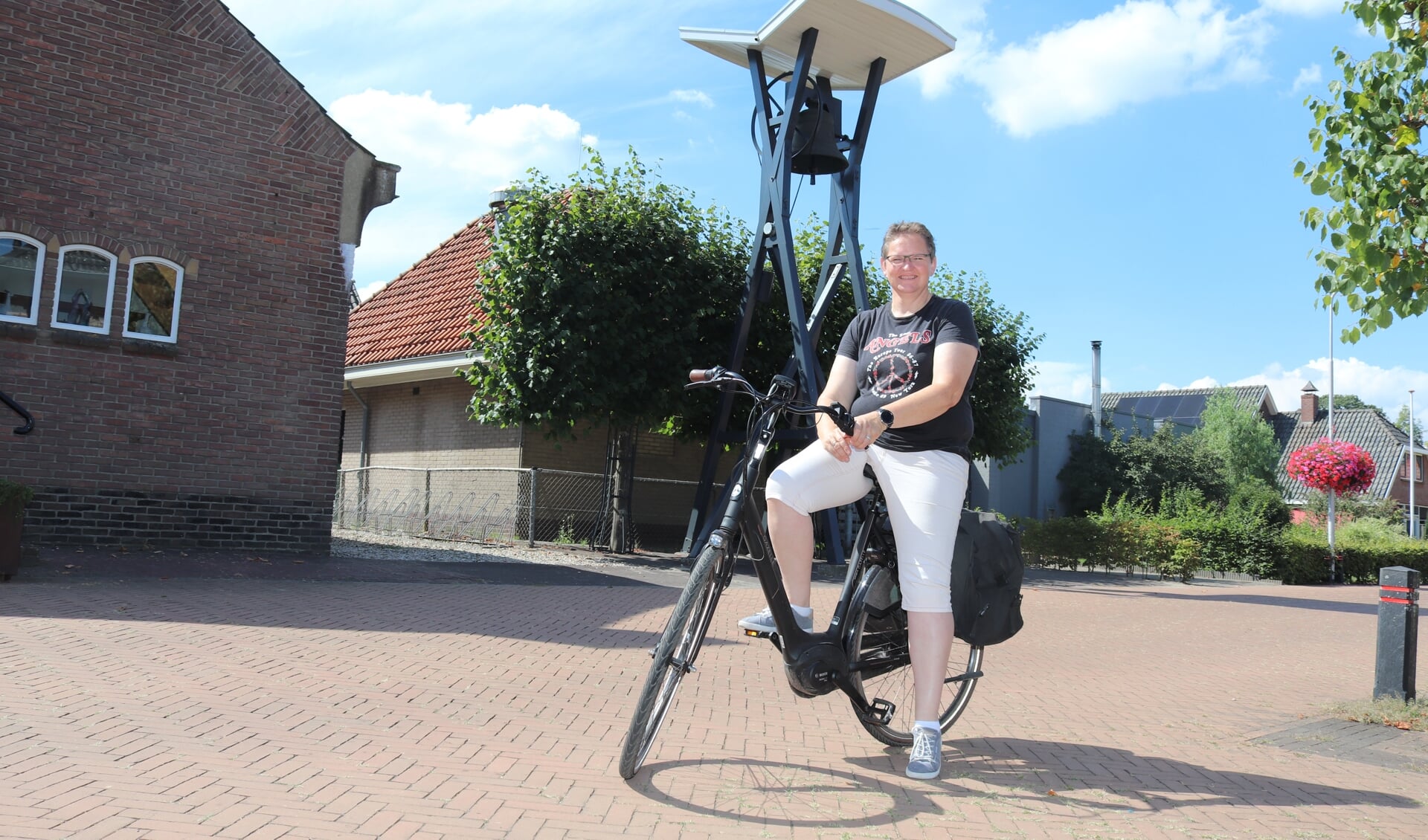 Alieke Ilbrink-Aaltink nodigt iedereen uit om mee te doen met de fietstocht op 11 september. Foto: Arjen Dieperink