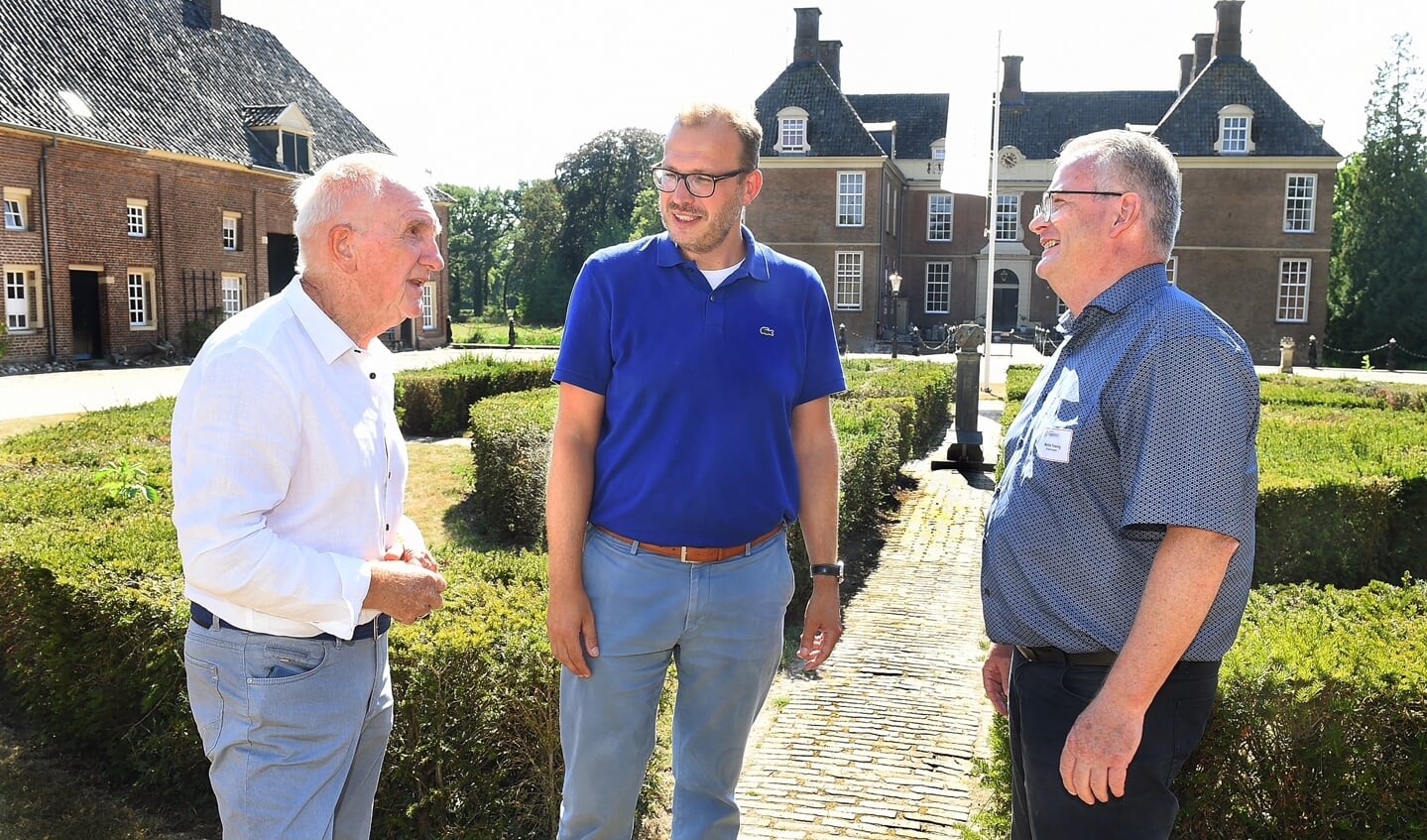 Joop Buiting (Stichting Vrienden van Raesfeld), burgemeester Mark Bouwmans en Martin Tesing, burgemeester partnergemeente Raesfeld. Foto: Roel Kleinpenning