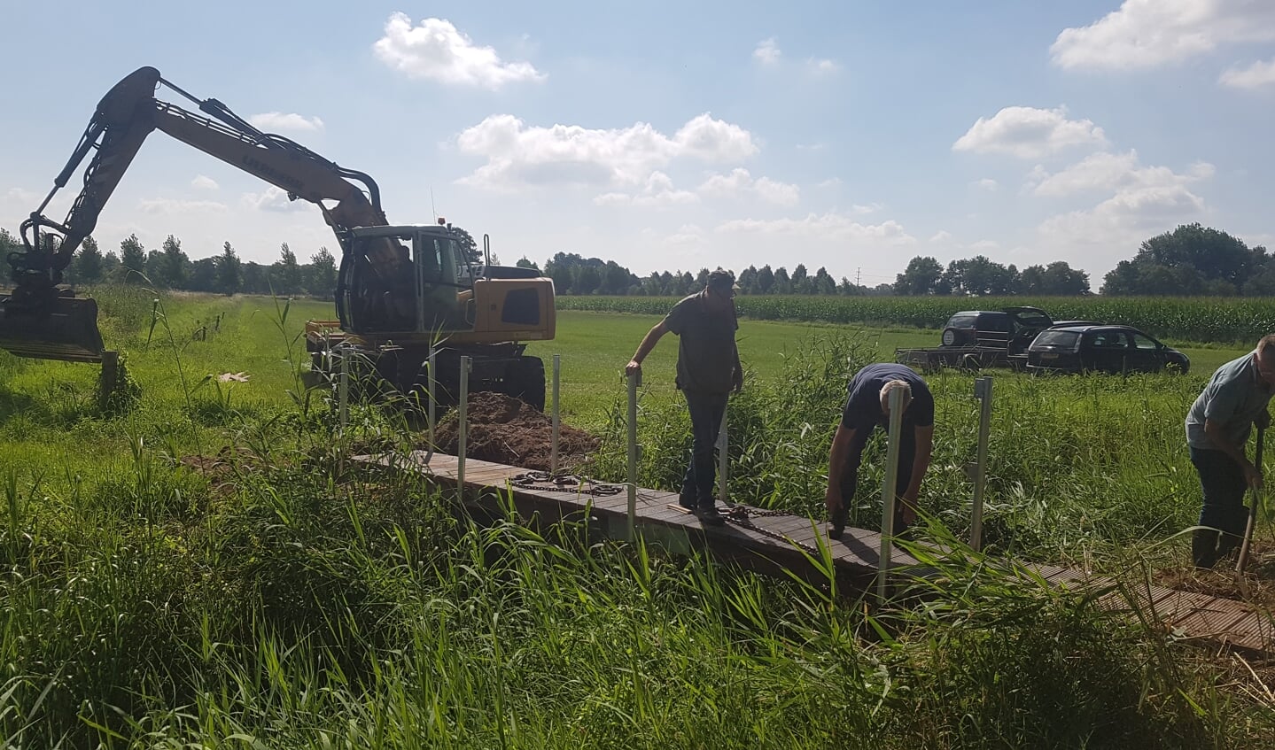 De wandelbrug over Schaarbeek wordt vervangen. Foto: Harry Idink