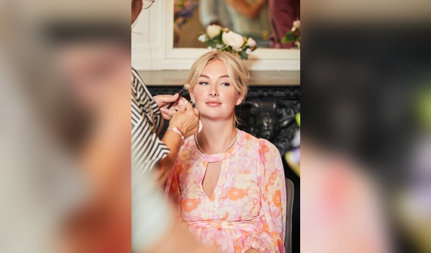 Maxime Meiland in de make-up op haar trouwdag. Foto: Jacob van Rozelaar