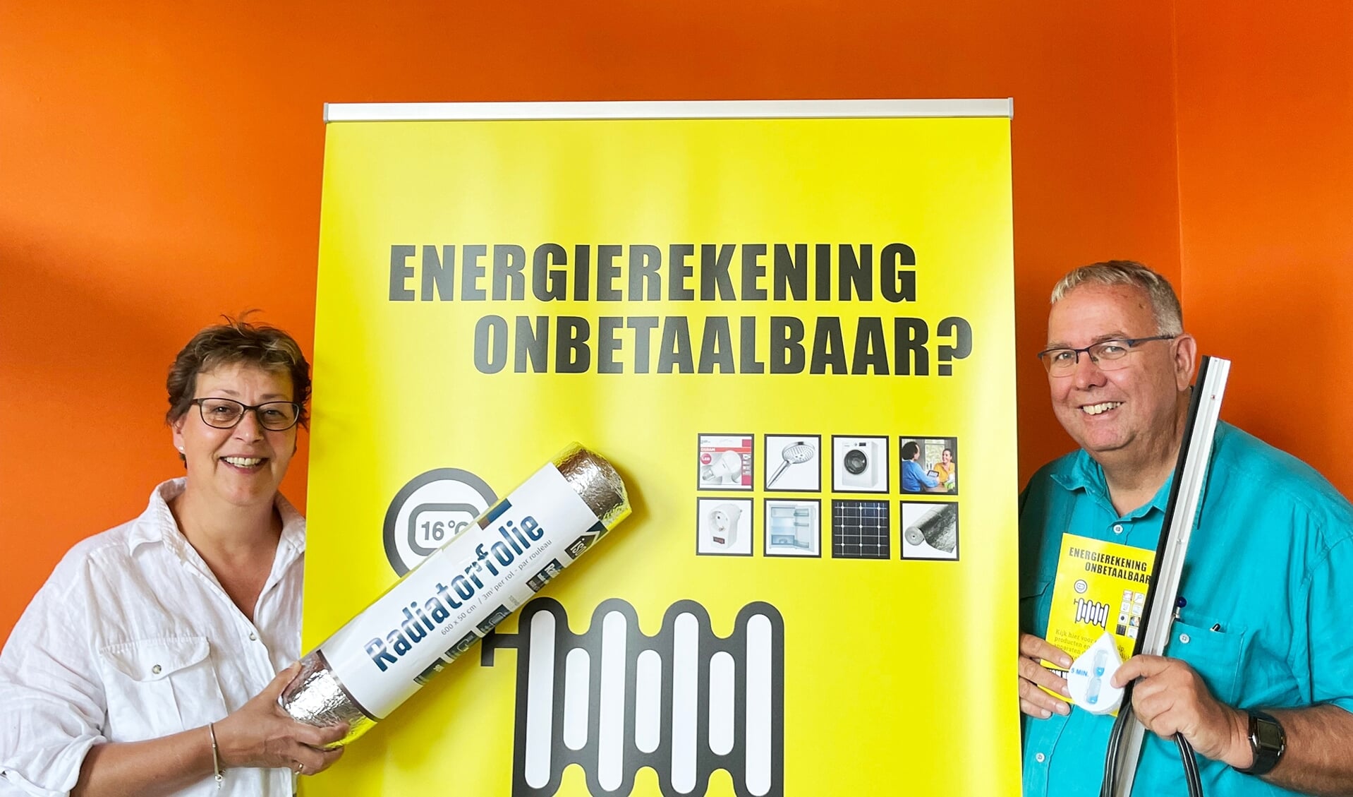 Energieconcierges Yvonne Nieuwpoort en Bart Dik kunnen helpen als de energierekening problemen geeft. Foto: LochemEnerige