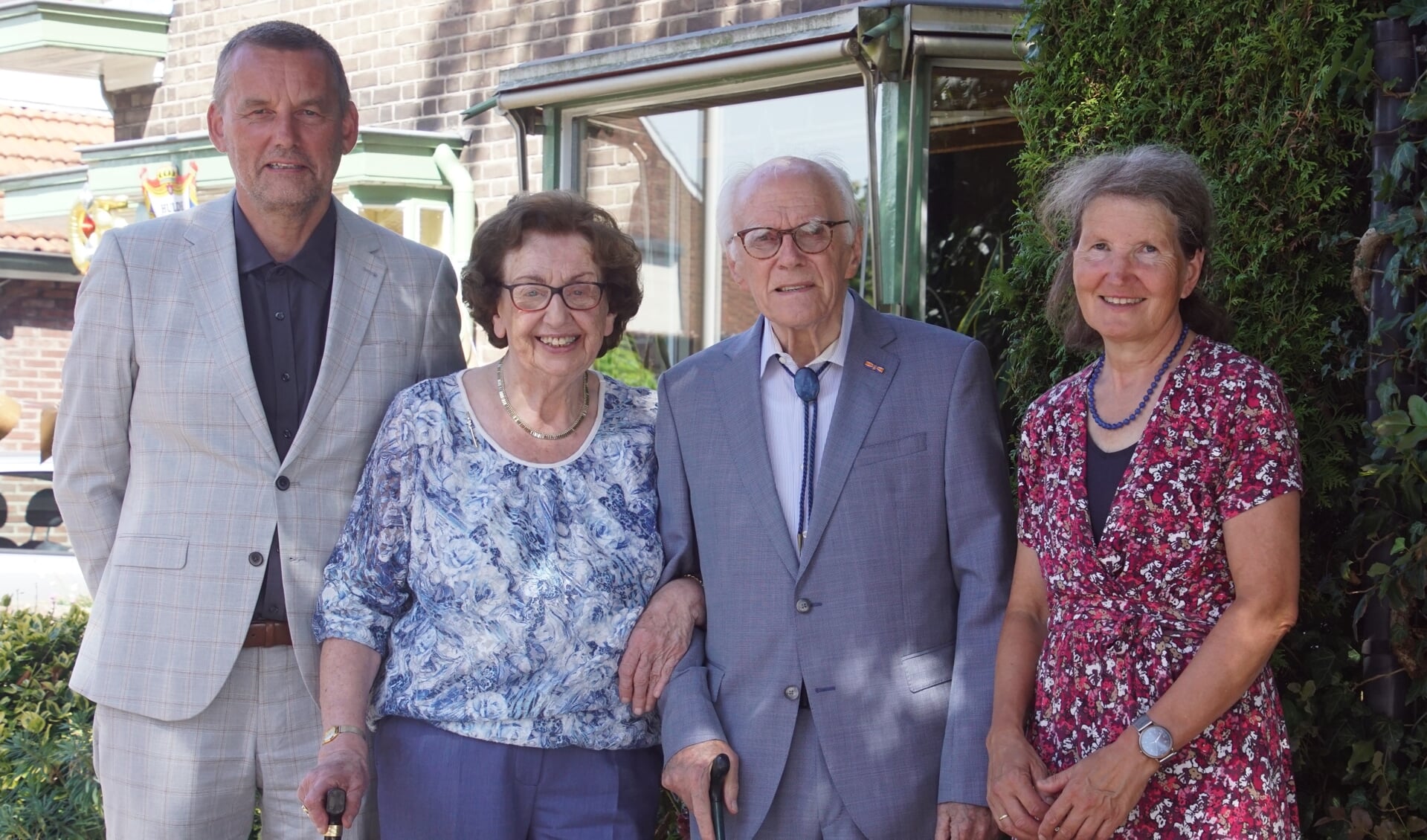Het briljanten echtpaar Van der Brom-Temme te midden van burgemeester Anton Stapelkamp en zijn vrouw Cecile. Foto: Frank Vinkenvleugel