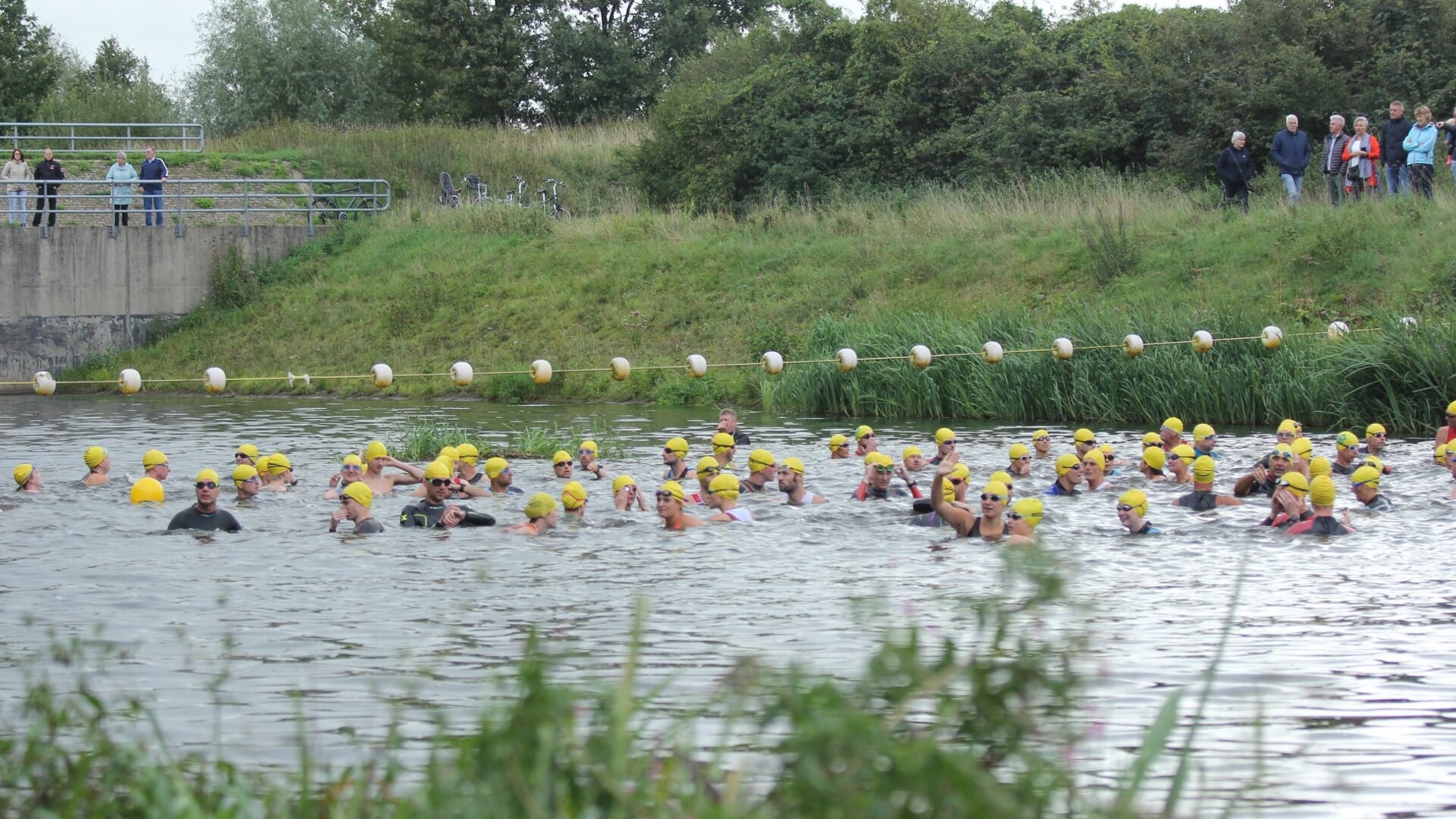 Zwemmen is het eerste onderdeel voor de deelnemers aan The Chariot triathlon in Eibergen. Archieffoto: PR