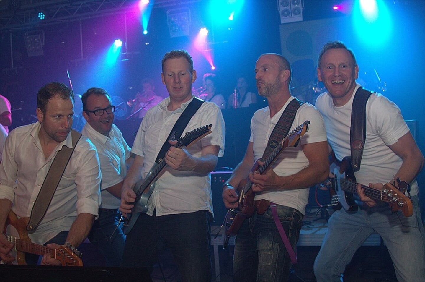 Reurle-Live editie 2014 met op de voorgrand de gitaristen (v.l.n.r.) Rik Kamperman, Wim Weernink, Martin Drenth en Rob Hulshof. Foto: PR