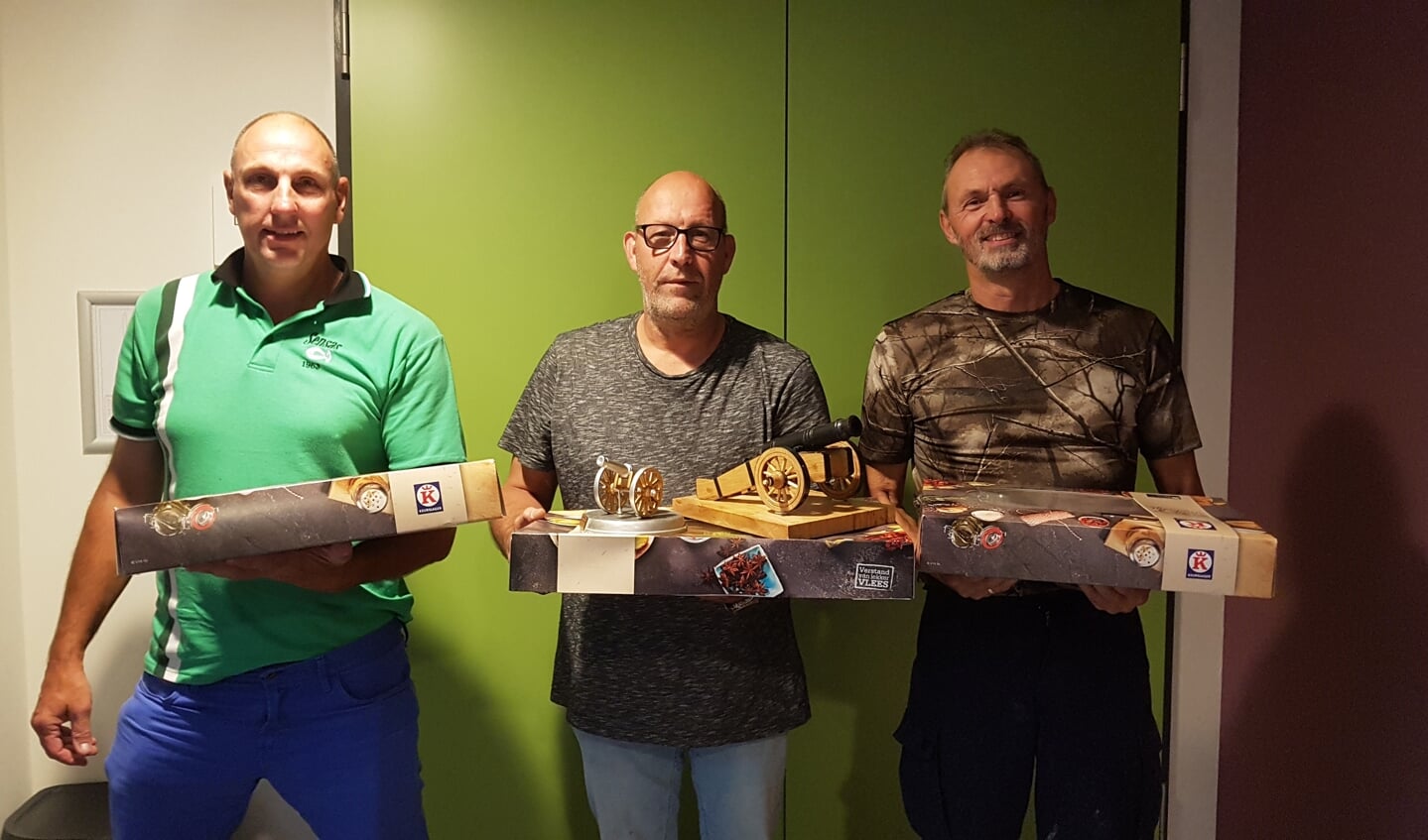 De winnaars van de Open Groenlose met in het midden Robert ten Have met naast een BBQ-pakket het felbegeerde miniatuur van het Grolse kanon. Foto: GHV