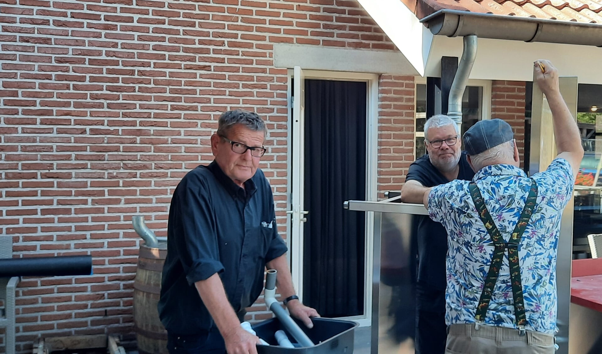 Bennie Wopereis, Jan Bulten en een anonieme vrijwilliger (vlnr.) werken hard om de nieuwe keuken af te krijgen. Foto: Kyra Broshuis