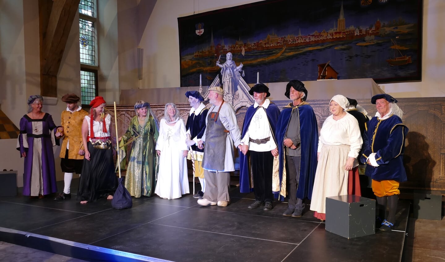 De in fraaie kostuums gestoken amateurspelers voeren het theaterstuk 'Schull & Boete' deze week liefst tien keer op in de Burgerzaal. Foto: Anton de Roode