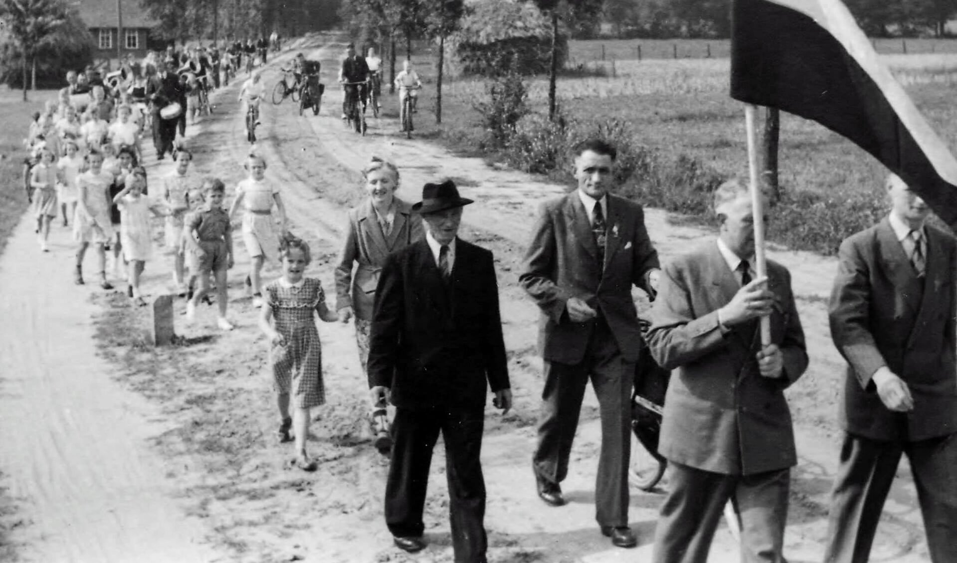 Optocht op de Romienendiek, jaren vijftig. Derde van rechts is voorzitter Jan Stronks. Foto: PR