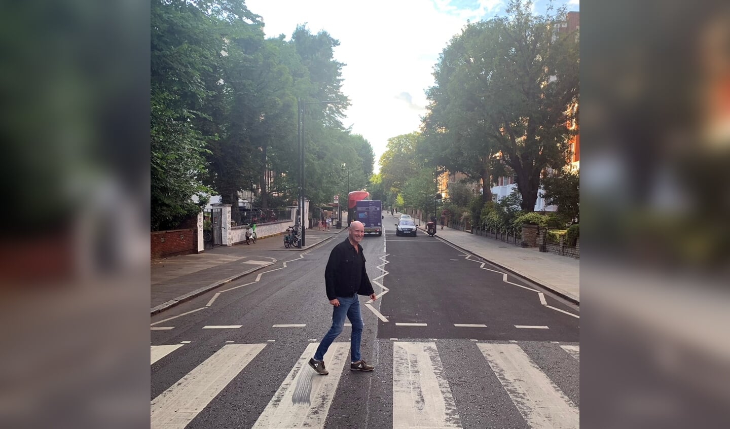 Jan Hovers op het zebrapad bij de Abbey Road Studios in Londen. Voor hun album Abbey Road gebruikten The Beatles een foto waarop de vier bandleden achter elkaar over dit zebrapad lopen. Foto: Petra Gaffke