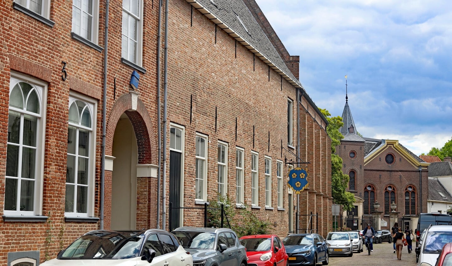 Het voormalige klooster van de Zusters des Gemeenen Levens aan de Oudewand, anno 2022 met ramen. Bij een wandeling langs laat-middeleeuwse in de stad komt de geest van de Moderne Devotie tot leven. Foto: Sander Grootendorst