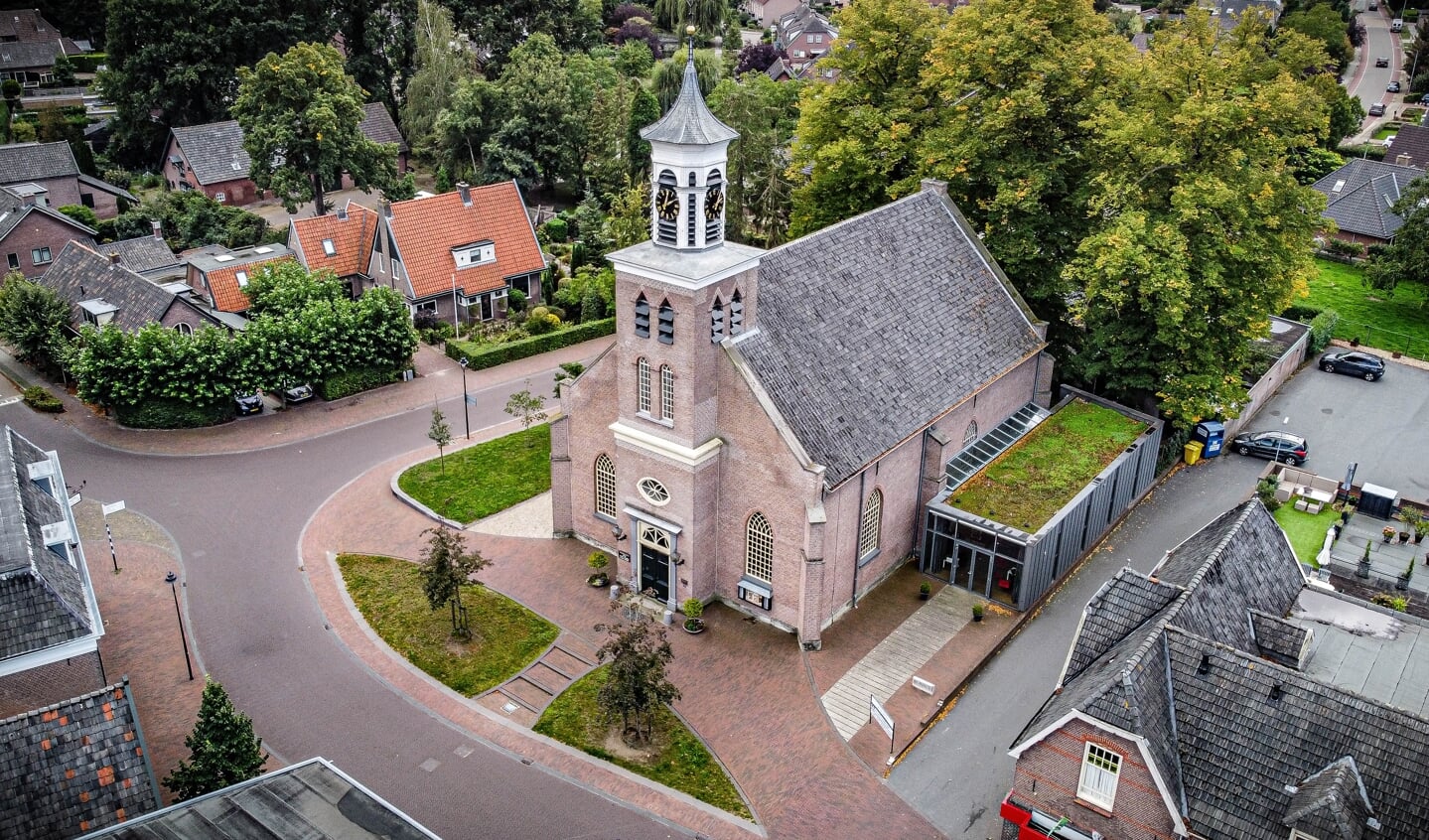 De protestantse kerk in Hummelo met rechts het in 2013 aangebouwde dorpshuis De Ruimte. Foto: Lynn Overbeek