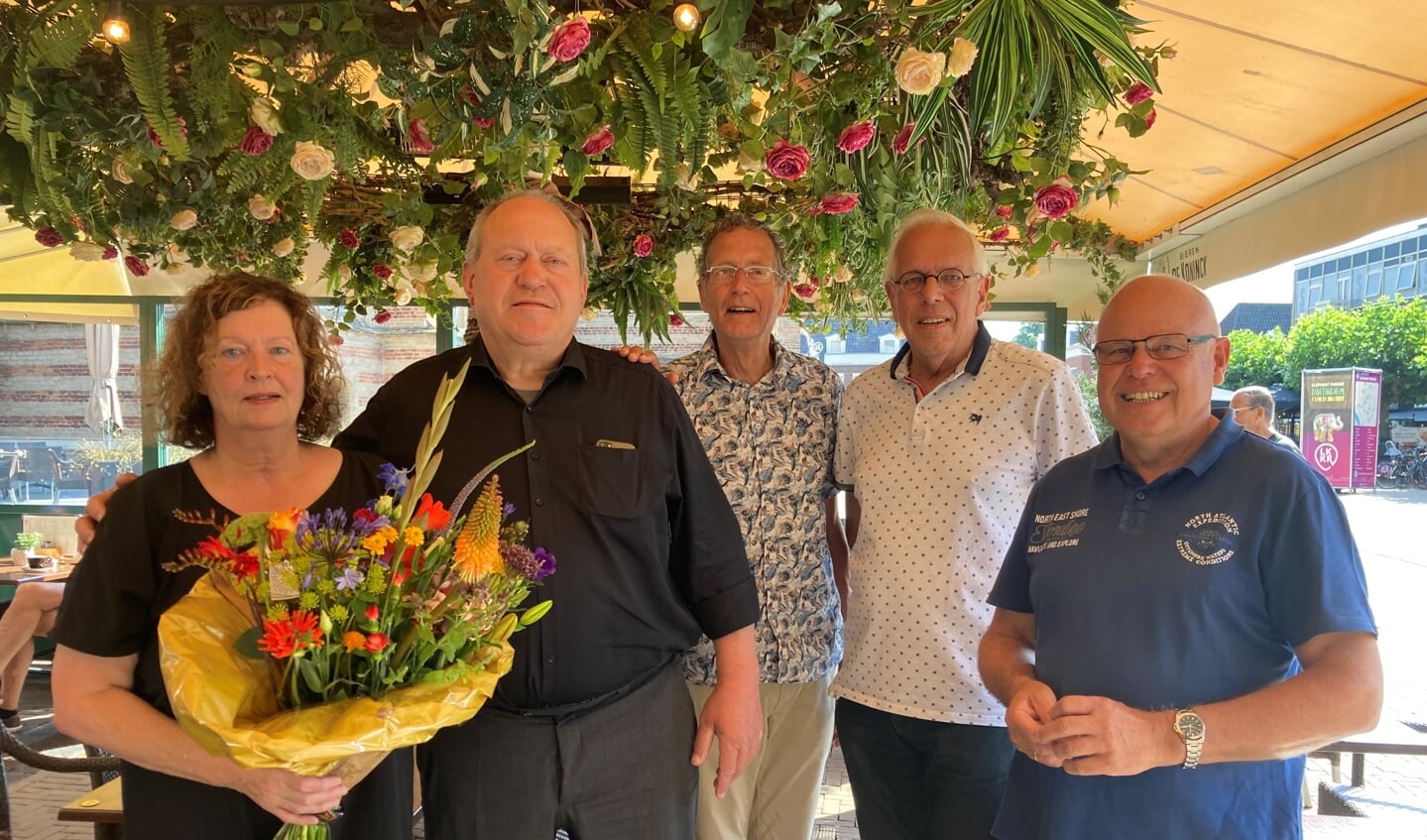 Birgit en Walter Hendrixen en namens de kerk Bert van der Haar, koster Jan Terbeek en stadspredikant Henk Makkinga (vlnr) bij de bloemenhulde. Foto: PR