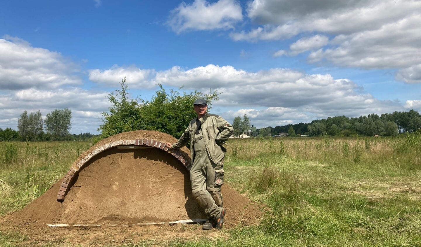 'Bijendirigent' Lukas Groen bij een bijenberg in aanbouw. Eigen foto
