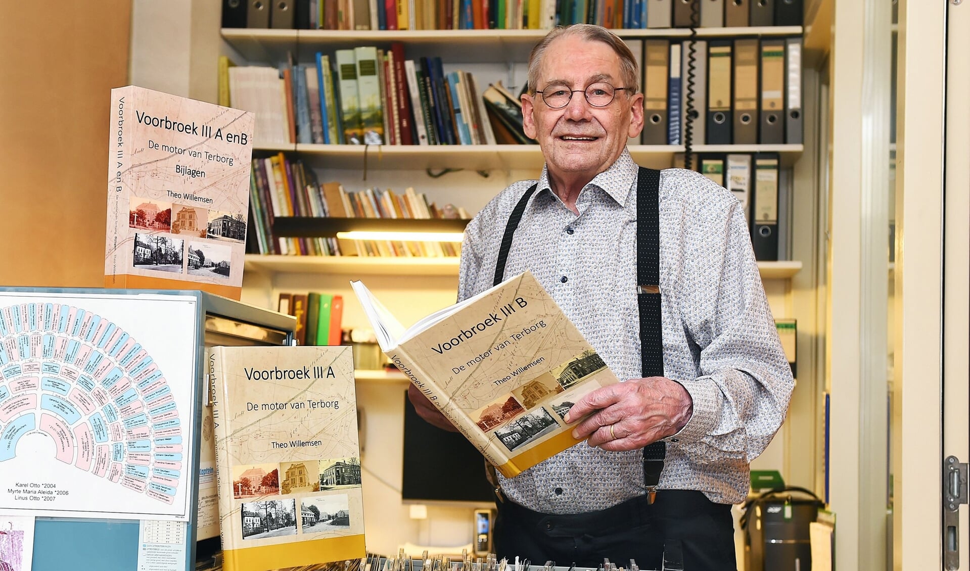 Terborgse amateur-historicus Theo Willemsen toont trots de delen van zijn nieuwste boek Voorbroek III. Foto: Roel Kleinpenning