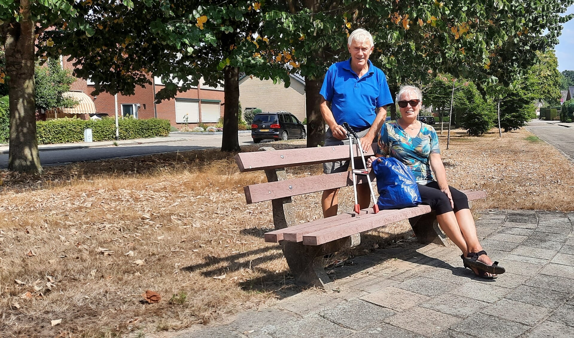 Lucy (70) en Leo (72) te Woerd ruimden al zakken vol op in het kader van HelemaalGroen; dit jaar staat de teller al op 328 opgeschoonde kilometers. Foto: PR