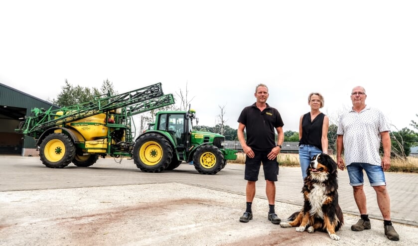 Theo en Gerlanda Zweverink runnen hun Hengelose loonbedrijf samen met hun oudste zoon Jochem (links). Foto: Luuk Stam