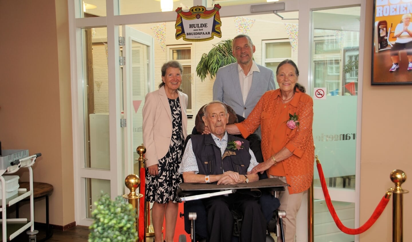 Het diamanten paar Jan en Mia Veerbeek-Brüggink met burgemeester Anton Stapelkamp en zijn echtgenote Cecile. Foto: Frank Vinkenvleugel