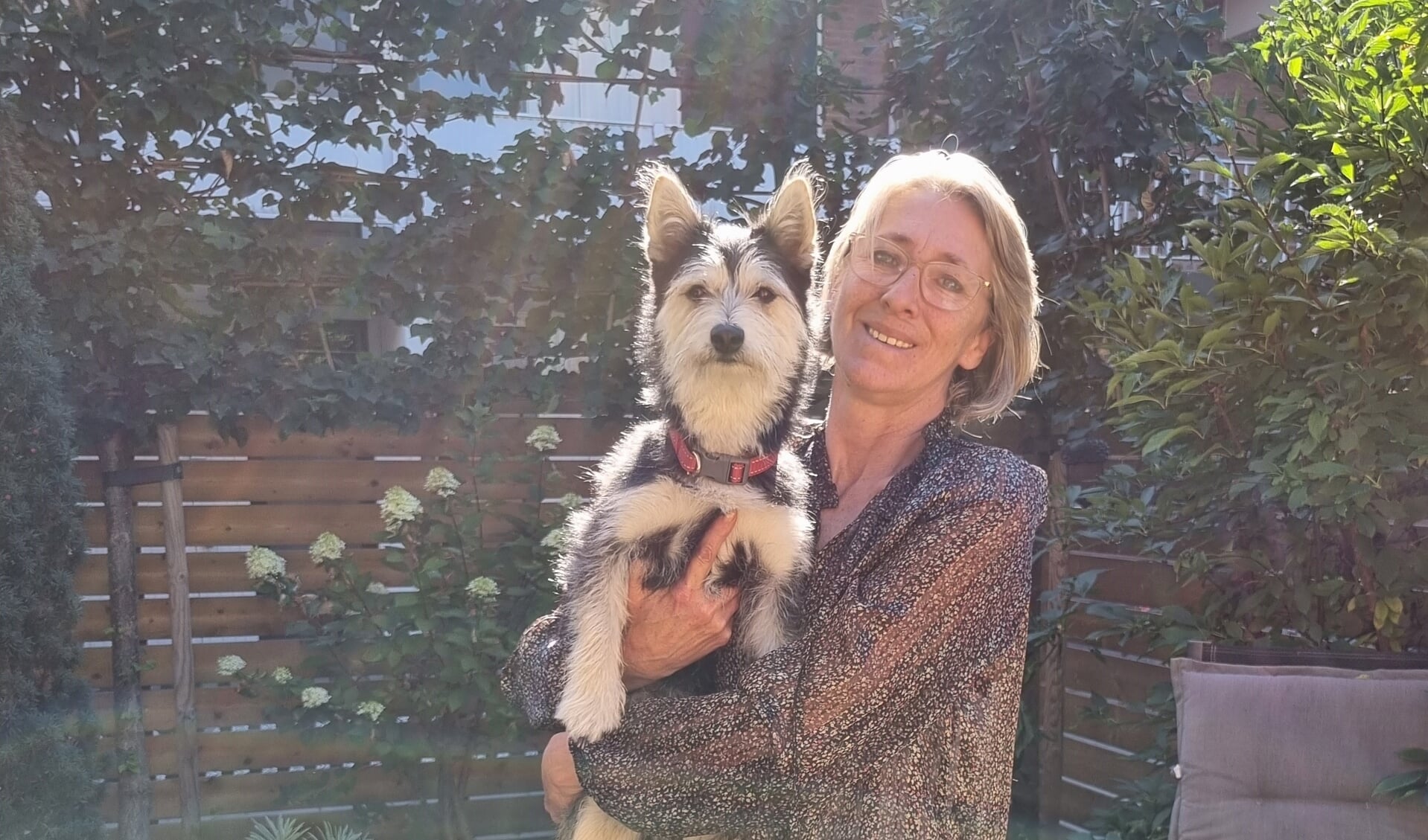 Annemieke van de Oosterkamp met haar hond Aika. Foto: PR
