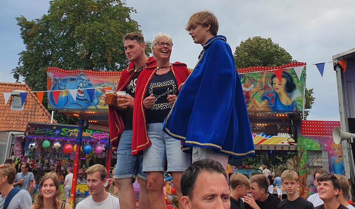 Het nieuwe Barchemse Koningspaar Tim van Wessel en Willy Marsman en jeugdprins Kevin Oldenburg. Foto: PR 