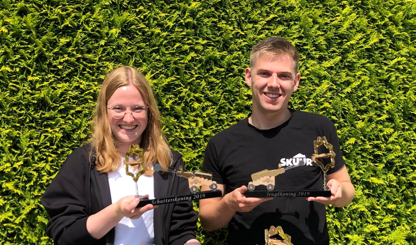 Thijs Pasman en Eline Nijenhuis met het winnende ontwerp. Foto: SGK