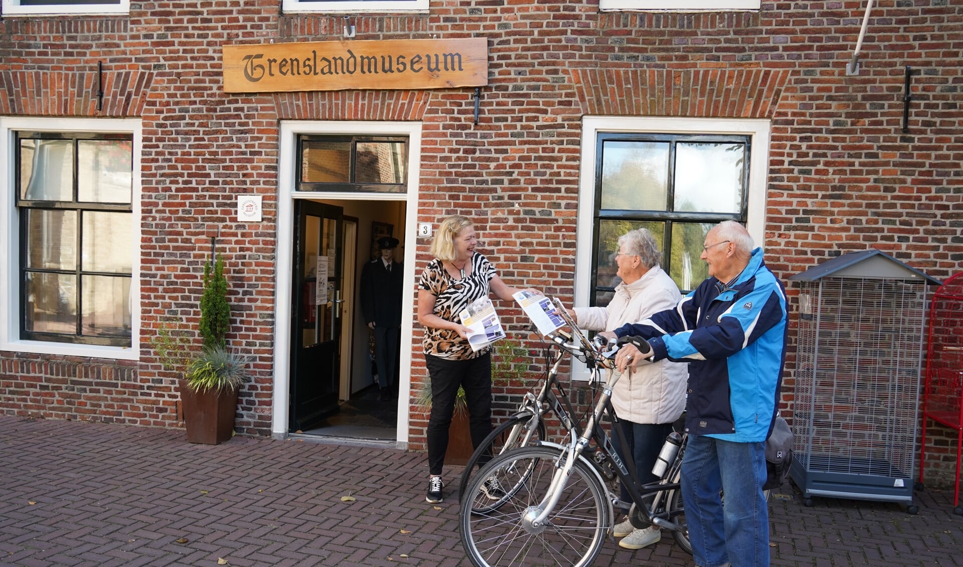 Marijke Verschoor overhandigt de route-info aan Thea en Theo Veerbeek, die de weersomstandigheden onderweg trotseerden. Foto: Frank Vinkenvleugel