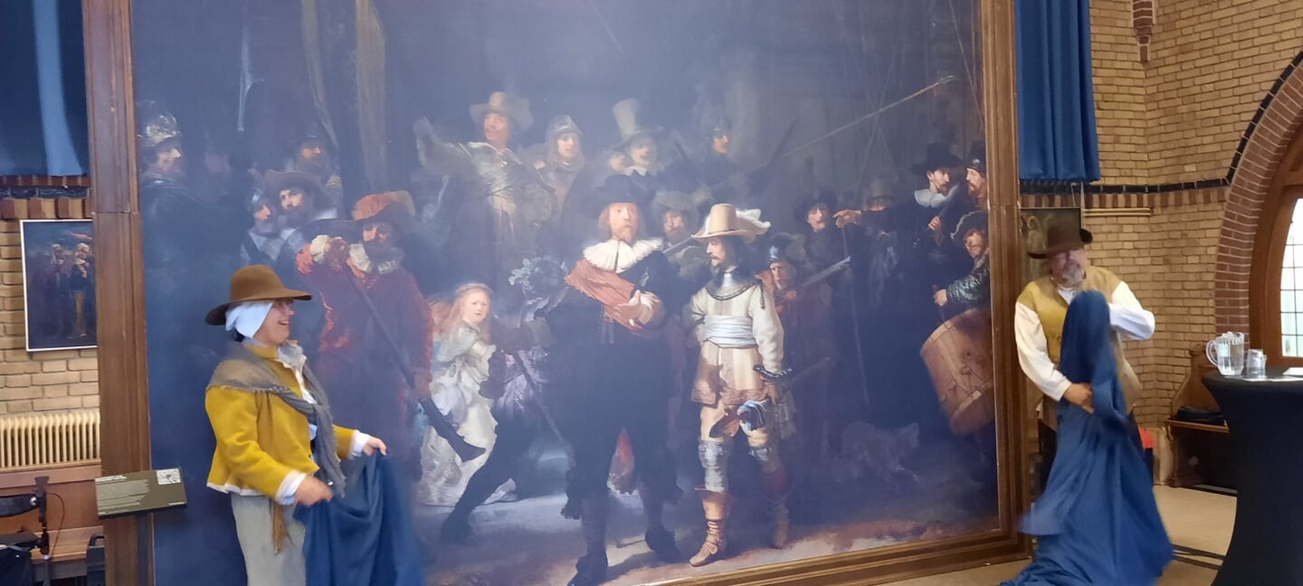 De Nachtwacht van Rembrandt wordt onthuld door Mirjam Reusen en René Fielt. Foto: Kyra Broshuis 