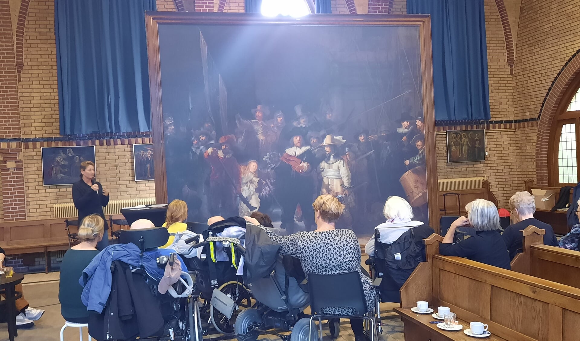 Een deskundige van het Rijksmuseum vertelt bijzondere wetenswaardigheden over het beroemde kunstwerk van Rembrandt. Foto: Kyra Broshuis