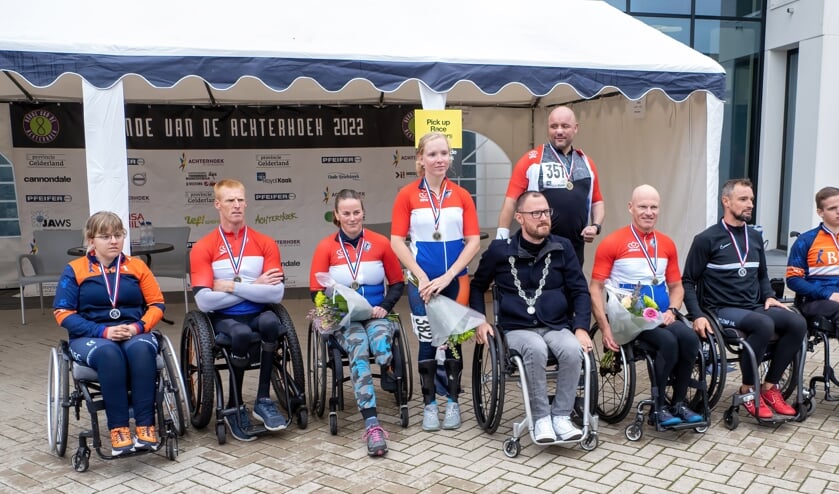 Medaillewinnaars op een rij met in hun midden Otwin van Dijk, burgemeester van Oude IJsselstreek. Foto: Achterhoekfoto.nl/Eddy Boerman