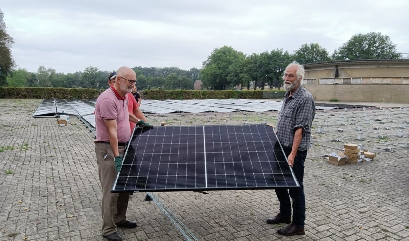 Vrijwilligers Frans Huitink en Peter Ganzevles verlenen hand- en spandiensten bij de aanleg van Zonnepark Het Hoge. Foto: Rudi Hofman