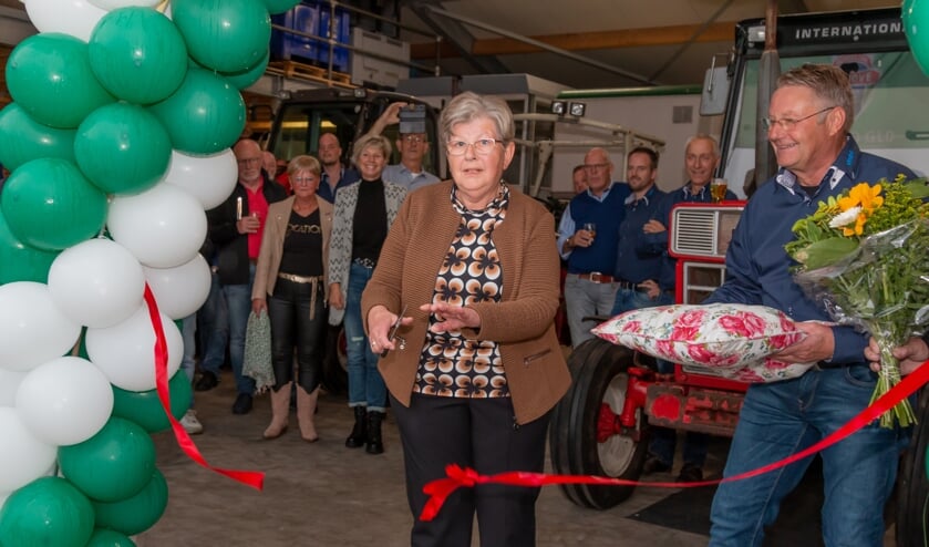 Voorzitter Fred Versteege opende de nieuwe hal, waarbij naaste buurvrouw Hermien Looman het lintje doorknipte. Foto: Ronny Wormgoor