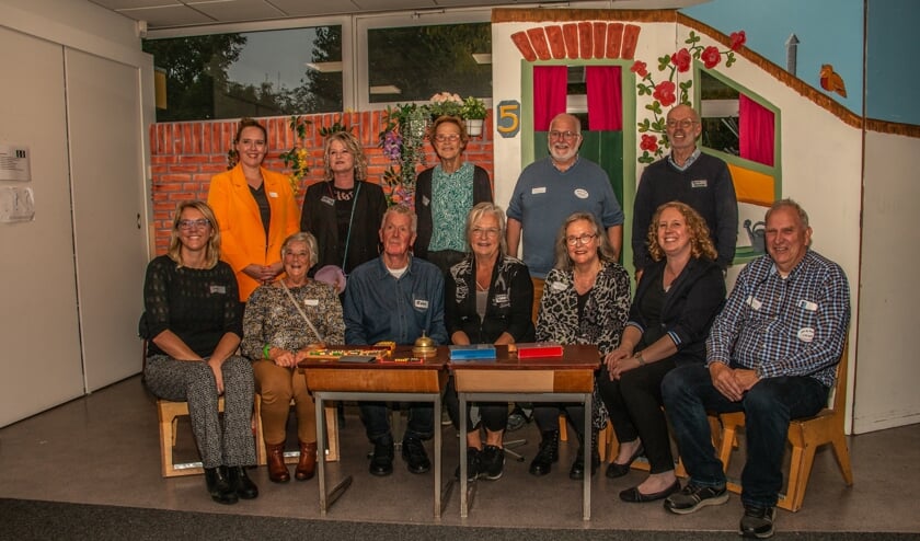 Niet alleen leerlingen, ook enkele leerkrachten ontmoeten elkaar tijdens de reünie van CBS De Rank in Toldijk. Foto: Liesbeth Spaansen