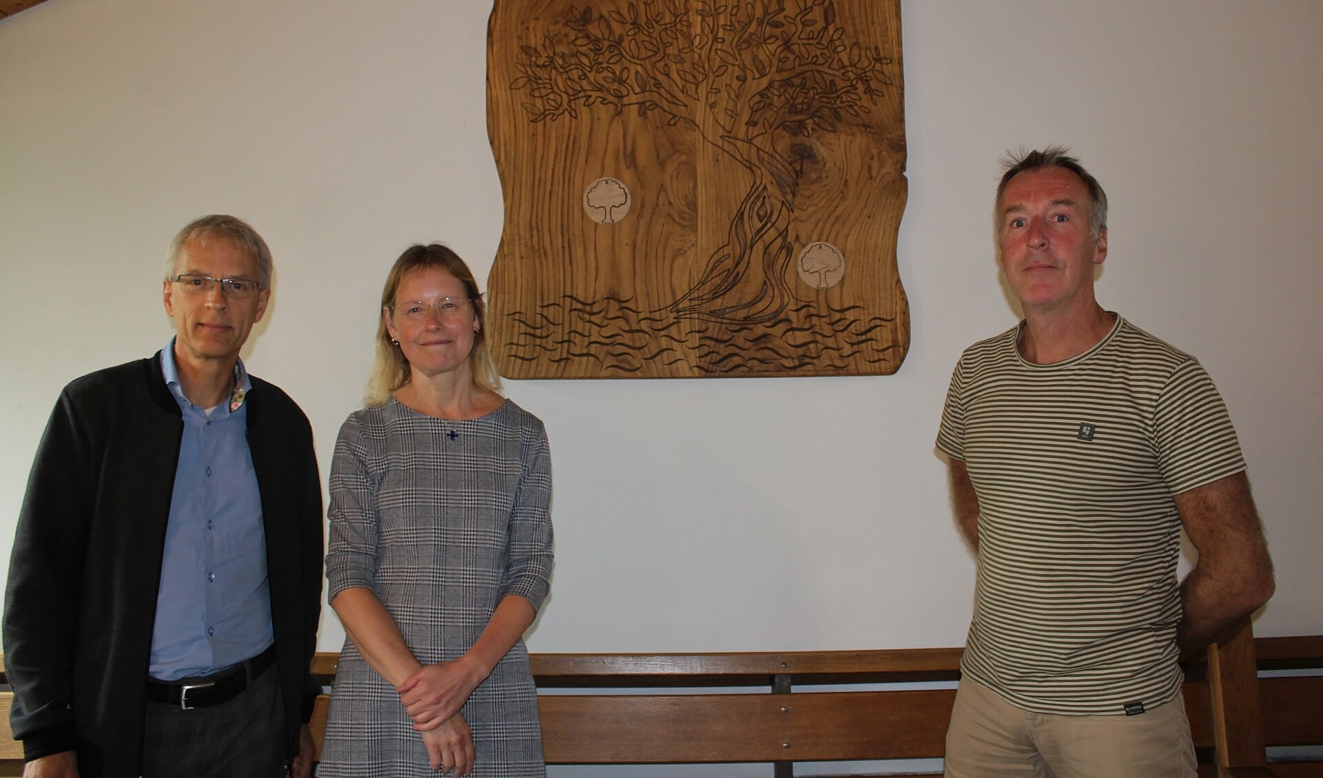 vlnr: Johan Boelee, dominee Rosemarie van der Hucht en kunstenaar Rob Nibbeling (foto: Marlous Velthausz)