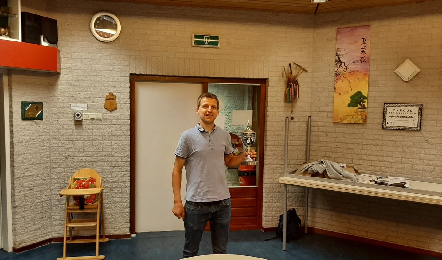 Erik ten Hagen met de wisselbeker. Foto: PR