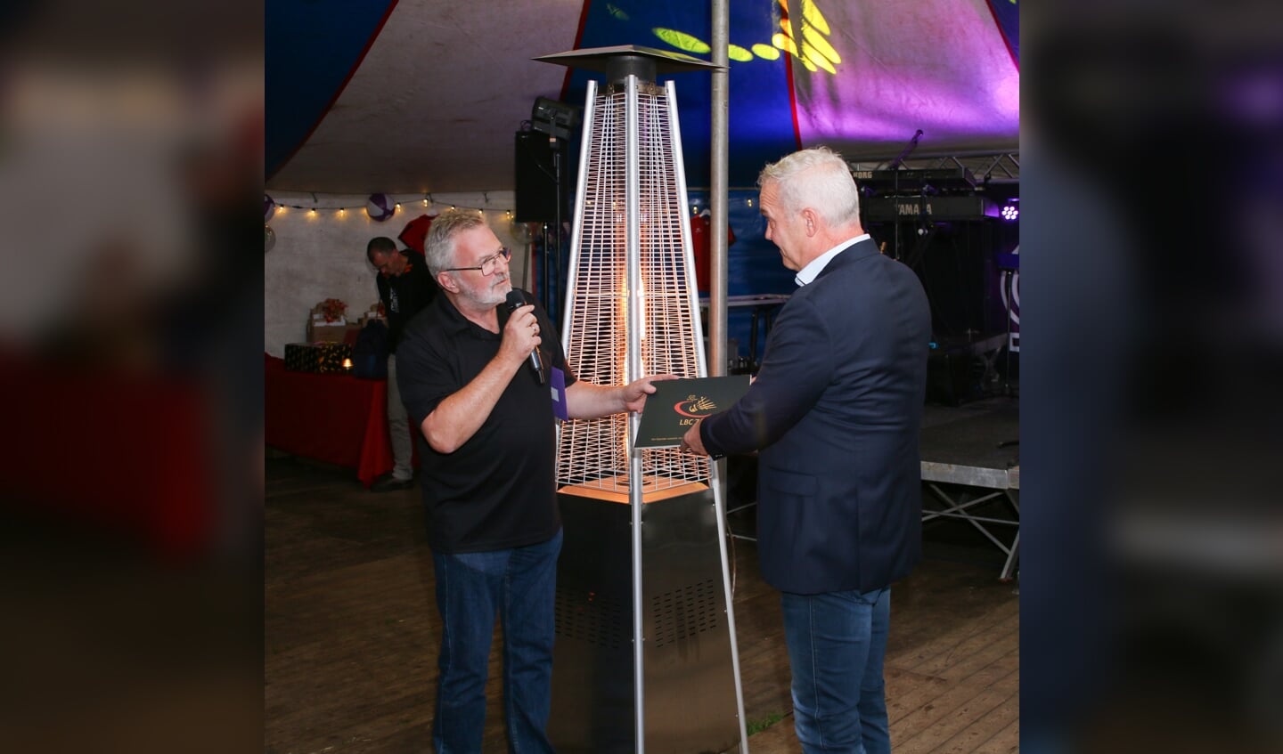 LBC '72 voorzitter Hans van der Boor overhandigt jubileumboek aan wethouder Arjen Schutten. Foto: Ton Takken