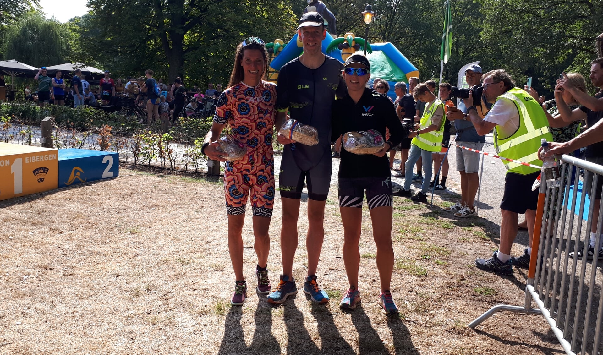 Aaltense winnaars bij triathlon Eibergen.: Cindy Brusse (l), Danny Boom (m) en Bianca Piek (r))