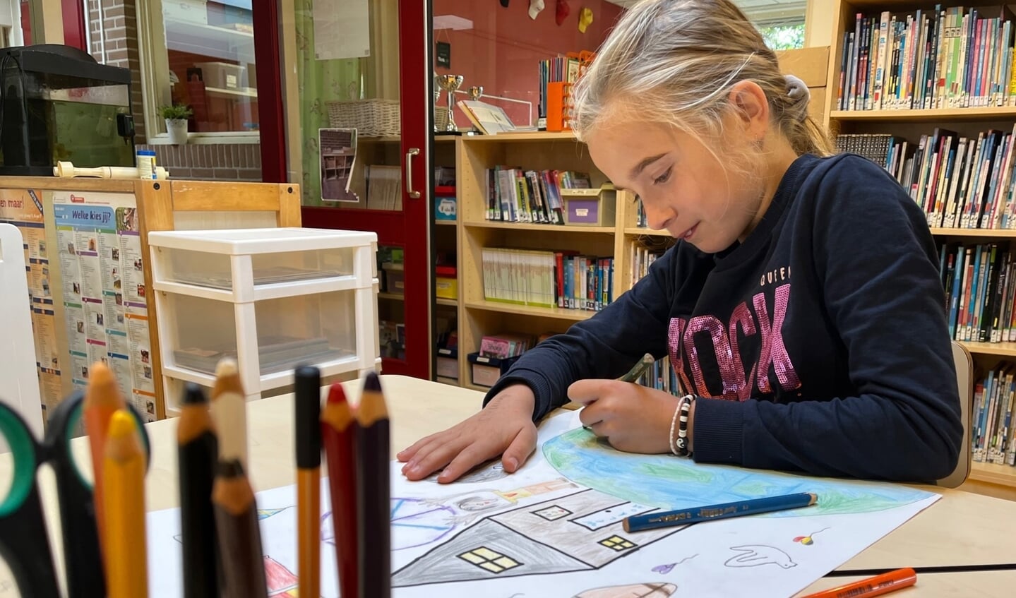 Jinthe werkt aan haar Peace Poster Foto: PR