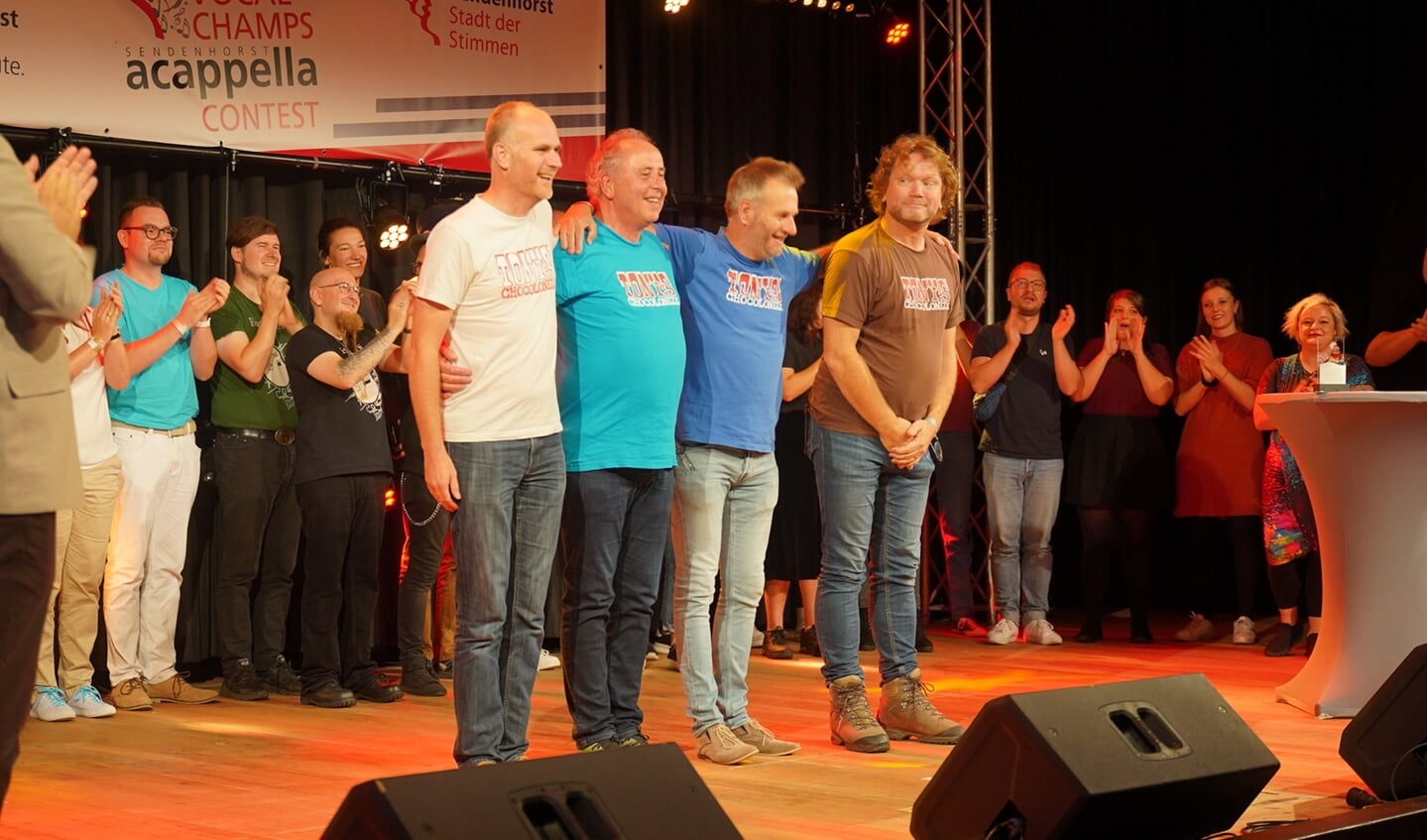 De groep VPS KeK als winnaar op het podium van het a capella festival in Sendenhorst. Foto: Michael Gornig