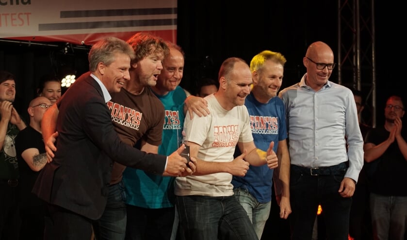 De groep VPS KeK als winnaar op het podium van het a capella festival in Sendenhorst, met twee sponsoren. Foto: Michael Gornig